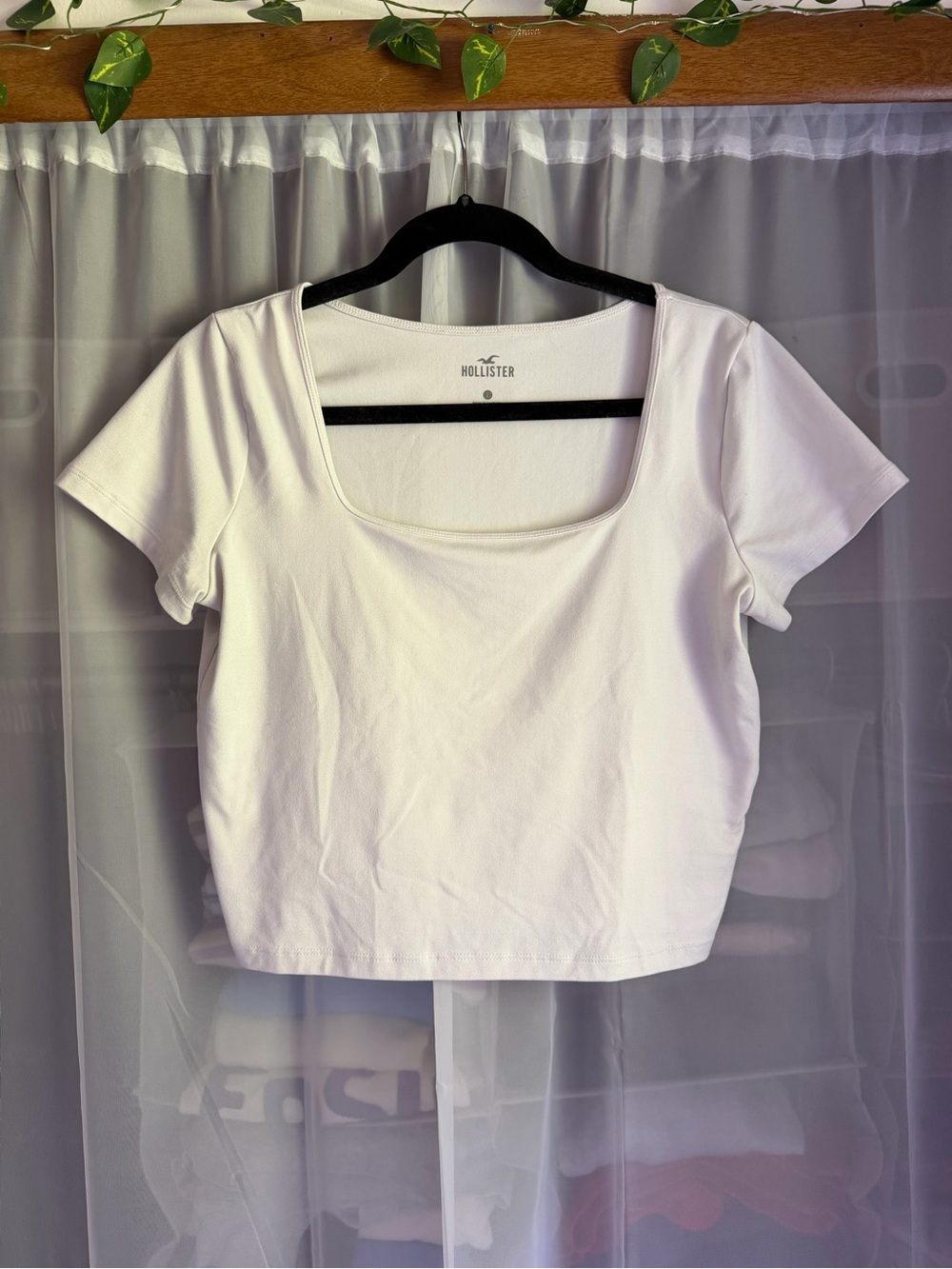 Hollister White Scoop-Neck Short Sleeve Crop Top